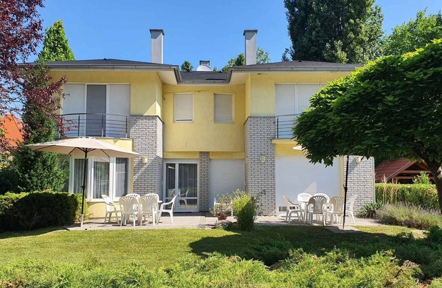 Casa vacacional a solo 80 m de la playa privada, con un pequeño bote y aire acondicionado