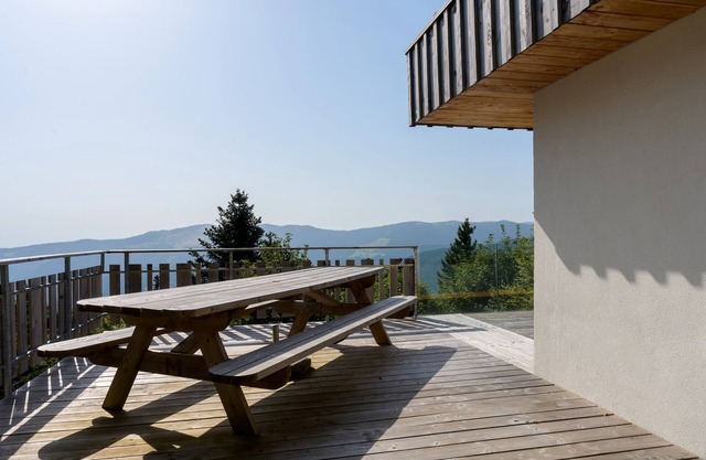 Casa de vacaciones 'Refuge Mil100' con vistas a la montaña, terraza privada y Wi-Fi