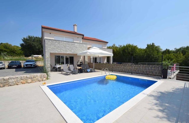 Casa vacacional con piscina y tres dormitorios