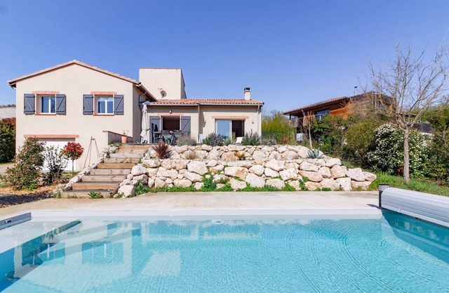 Casa de vacaciones con piscina en Mondonville