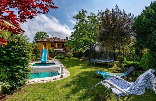 Casa de vacaciones 'La Casa De Los Güelos' con vistas a la montaña, piscina compartida y Wi-Fi