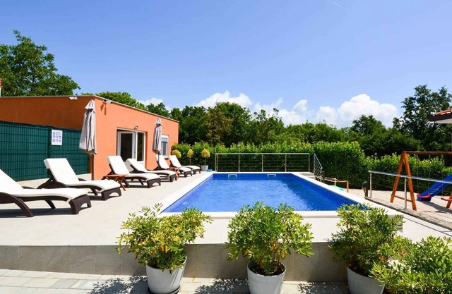 Casa vacacional con piscina y parque infantil