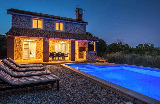 Casa vacacional con piscina y billar