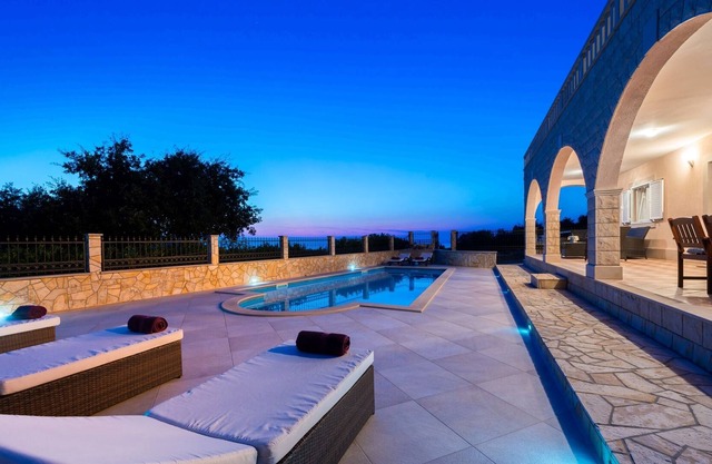 Hermosa villa de piedra con piscina y vistas impresionantes al mar cerca de Dubrovnik
