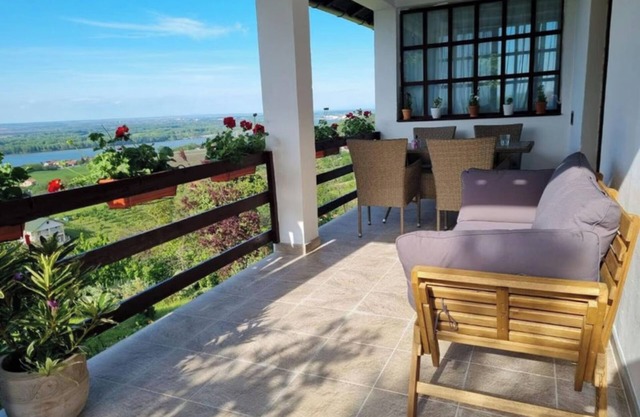 Casa de vacaciones en Smederevo con vistas a la ciudad, al jardín y al río