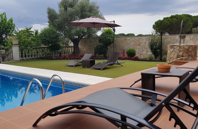 Casa de vacaciones en Vidreres con piscina y pista basket privada