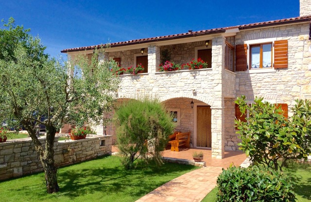 CASA DE VACACIONES MANUEL 2 Casa de piedra de Istria en un complejo tranquilo cerca del mar