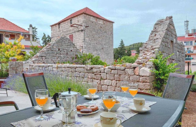 Holiday house Sunshine in center of Jelsa - EOS CROATIA