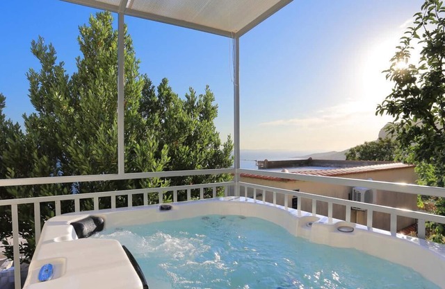Holiday house with a swimming pool Omiš (K-19020)