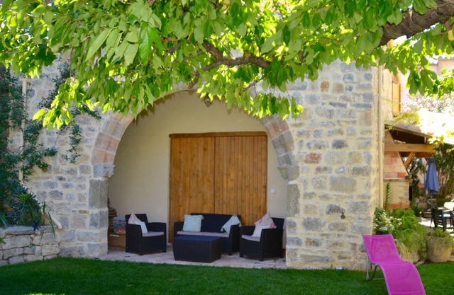Vacaciones en Lagrasse. Impresionante apartamento medieval situado en jardín amurallado con piscina