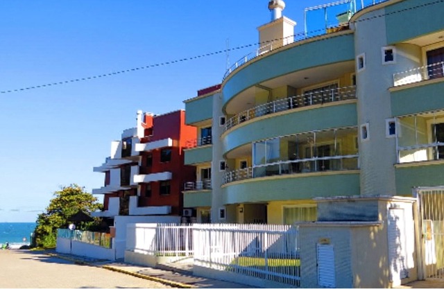VACACIONES EN EL PARAÍSO EN APARTAMENTO DE 3 DORM. CON VISTA PARA EL MAR EN 4ILAS - SC