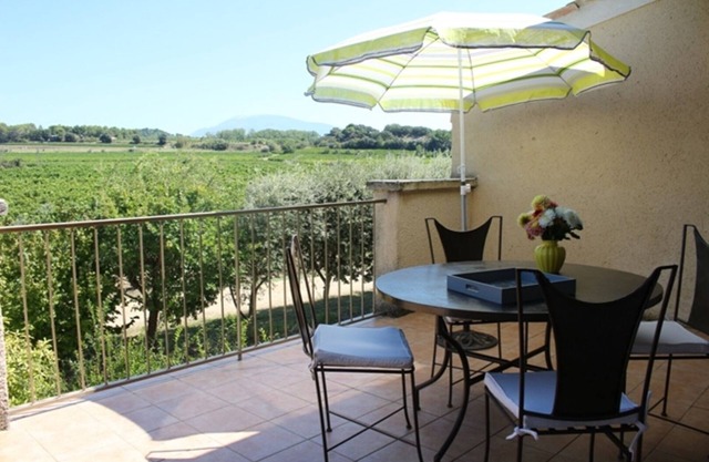 Vacaciones rodeadas de viñedos, olivos, robles de trufa