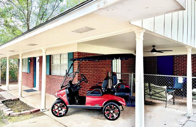 Holly Hideaway - w/GOLF CART! Dog-friendly close to beach & downtown !!!