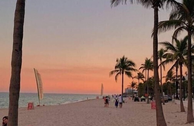 Hollywood Beach Broadwalk Family Vacation Home