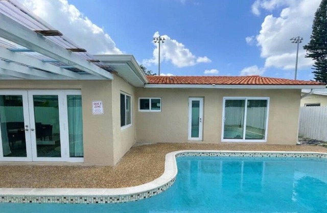 Hollywood Paradise with Sun filled Pool