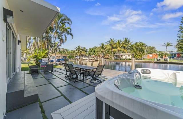 Hollywood Villa on the water - Modern 4 BR w/ dock + hot tub