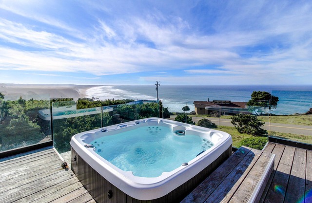 casa frente al mar con una bañera de hidromasaje privada y cubierta precioso!