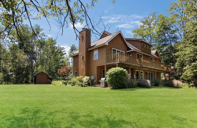 Hermoso y único hogar en el río cristalino en Glen Arbor! Pontón incluido.