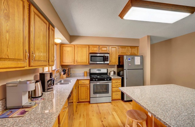 4 habitaciones en el lago Colby! Twin City Family & Group Getaway! Pasos del agua