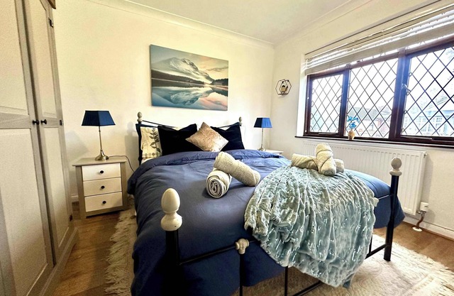 3 Bedroom Homely Retreat nr Windsor, with parking