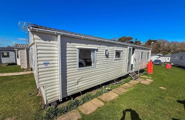Homely Caravan At Kessingland Beach Holiday Park, Suffolk Ref 90040Bc