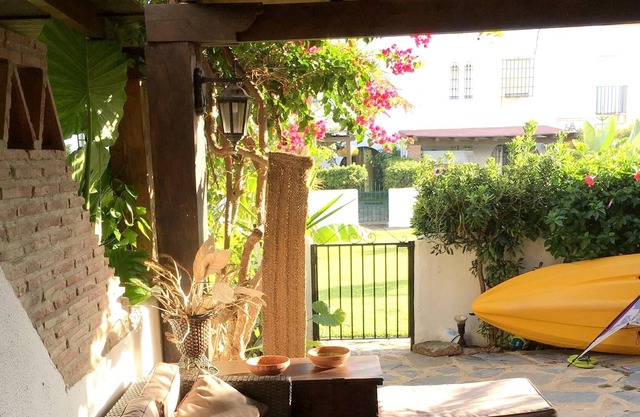 Homerez - ¡A 10 m de la playa! Casa para 6 pers. con jardín en Marina de Casares