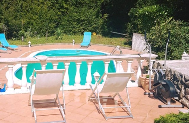 Homerez - ¡A 100 m de la playa! Villa para 11 pers. con piscina en Jadranovo