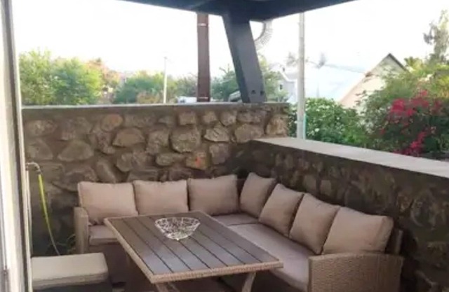 Homerez - ¡A 100 m de la playa! Apartamento para 4 pers. con jacuzzi y jardín