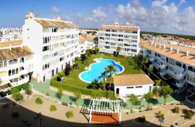 Homerez - Apartamento a 1 km de la playa para 6 pers. con piscina compartida