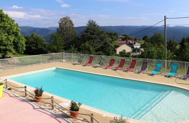 Homerez - Bonita casa para 6 pers. con piscina compartida y terraza en Gravières