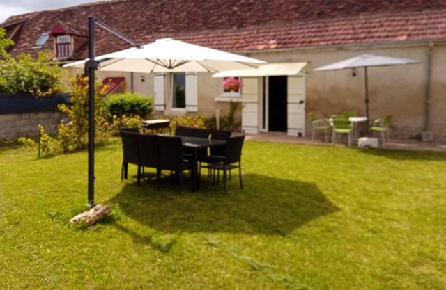 Homerez - Grande casa para 10 pers. con spa, jardín y terraza en Limeyrat