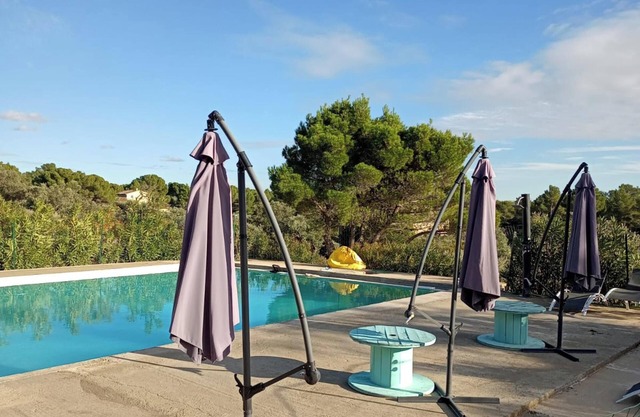 Homerez - Elegante villa en Mouriès con vista a la montaña y piscina privada