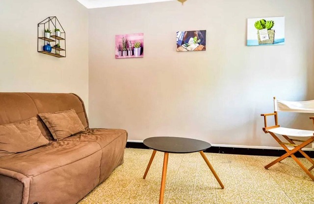Homerez - Casa Familiar en Meynes con Jardín Privado