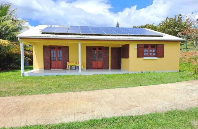 Homerez - Amplia Casa en Petit-Bourg con Jardín