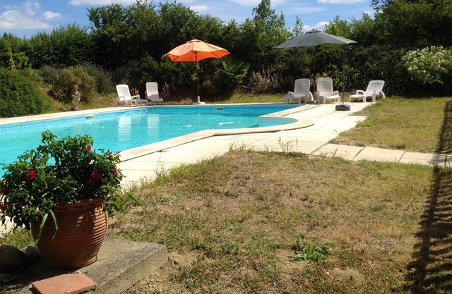 Homerez - Gran castillo para 10 pers. con piscina, jardín y terraza en Cailhau