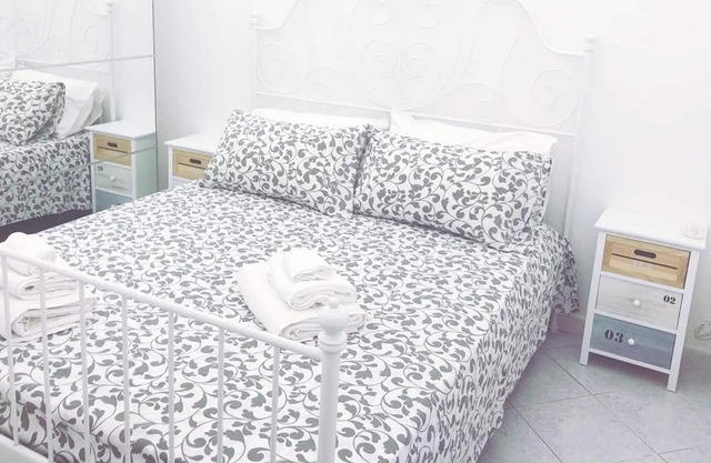 Homerez - Apartamento a 10 km de la playa para 4 pers. con balcón en Napoli