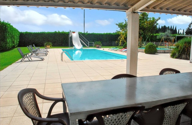 Homerez - Villa espaciosa y elegante en Meynes con piscina privada