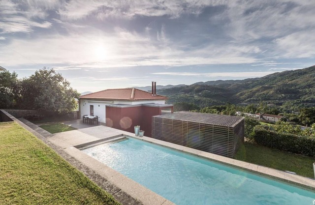 Homerez - Casa espaciosa con piscina y vistas a la montaña en Travassós