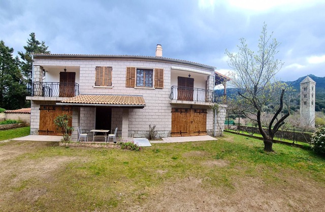 Homerez - Espaciosa casa para 6 pers. con jacuzzi, jardín y terraza en Carbini