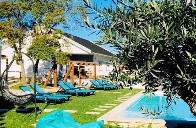 Homerez - Casa espaciosa en Atalaia con piscina compartida