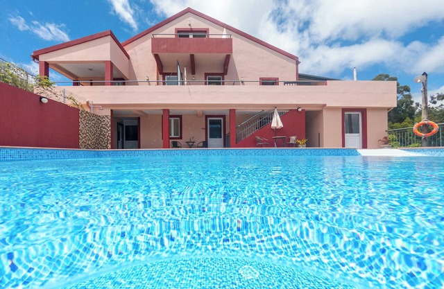 Homerez - Casa espaciosa con piscina en Prazeres