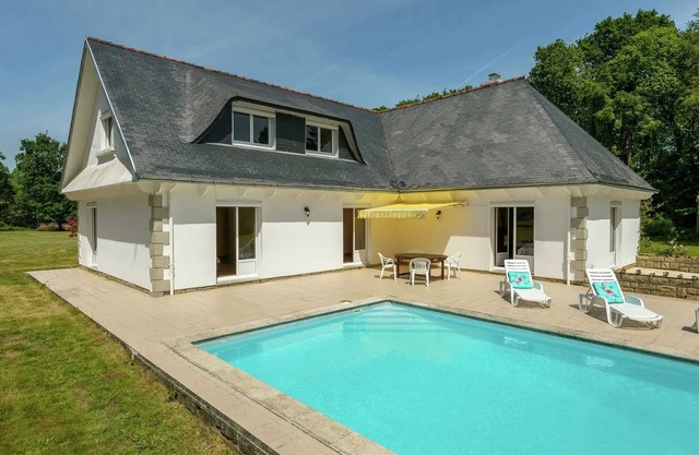 Homerez - Villa espaciosa en Concarneau con piscina privada