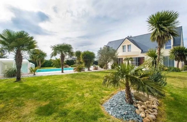 Homerez - Villa espaciosa en Plouharnel con piscina y jacuzzi