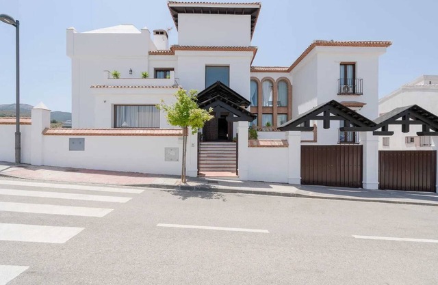 Homerez - Amplia Villa en Granada con Piscina Privada y Jacuzzi