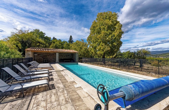 Homerez - Espaciosa Villa con Jardín en Saignon
