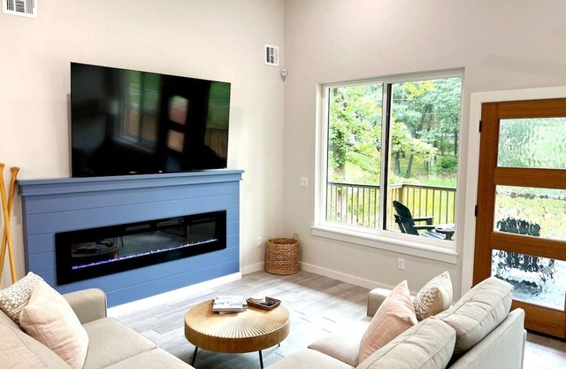 Honey Creek Hideaway · Modern Home w/ Huge Deck, 1/2 Acre, Close to Lake