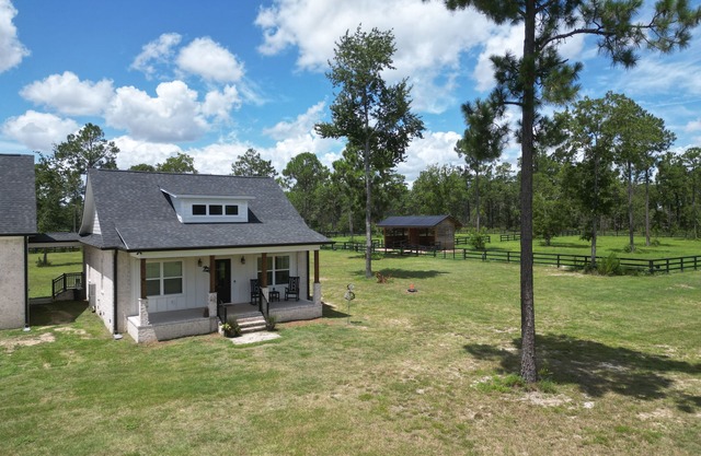 Horse Farm Stay - King Bed - Horses Welcome!