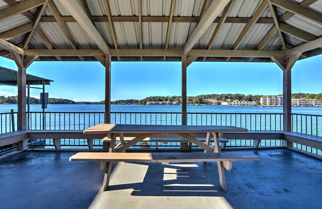 Hot Springs Condo on Lake Hamilton w/ Balcony!