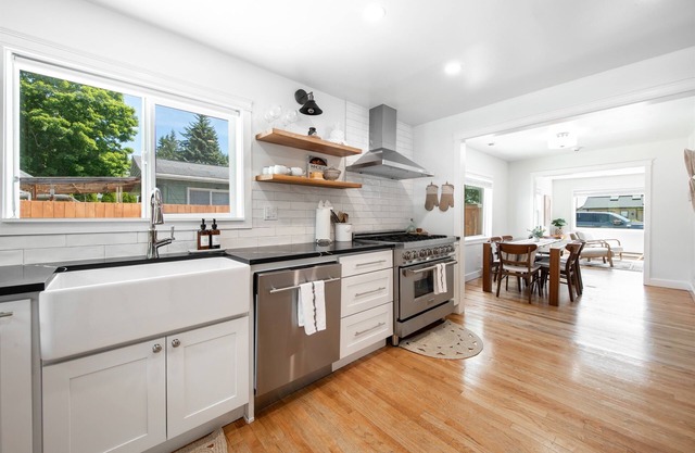 *HOT TUB* AC & Single Level house| EV Charger, King Bed | Parking