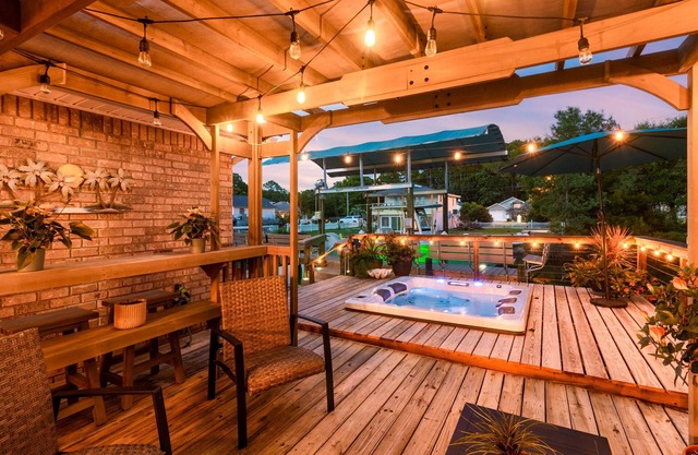 *Waterfront *10 min to Pensacola Beach *Pool *Fish